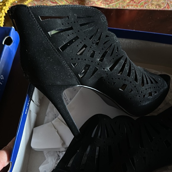 High heeled black booties - Picture 2 of 6